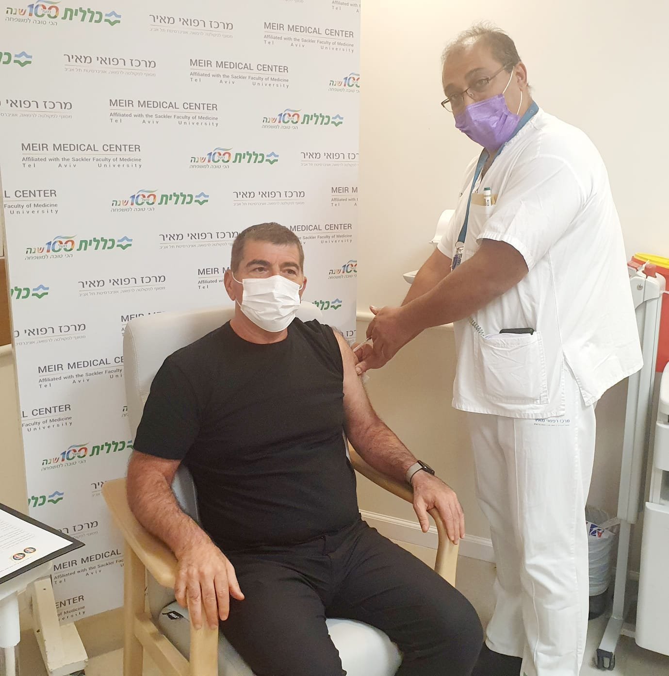 שר החוץ גבי אשכנזי מתחסן בבית חולים מאיר