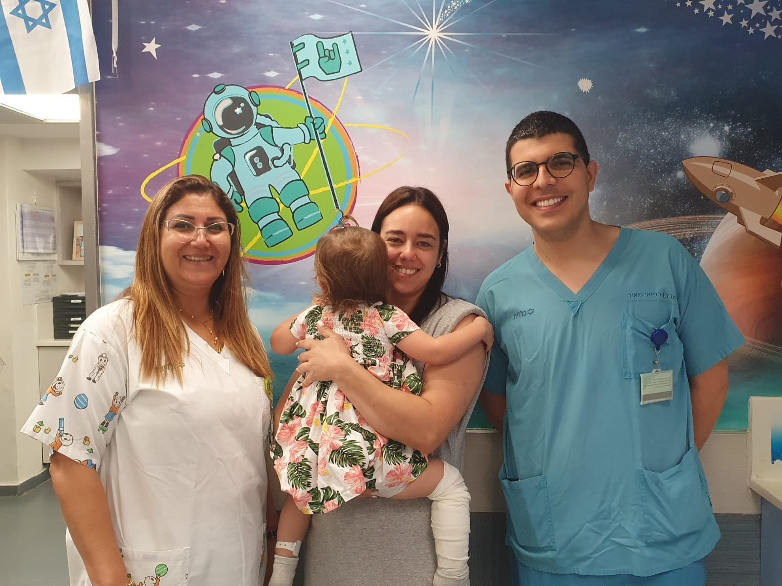 ד"ר ביאדר בלאל,רופא בכיר במחלקה לכירורגיה פלסטית, ויקטוריה ואגם וטובה משעלי, מנהלת הסיעוד במחלקה כירורגית ילדים. קרדיט: דוברות המרכז הרפואי מאיר