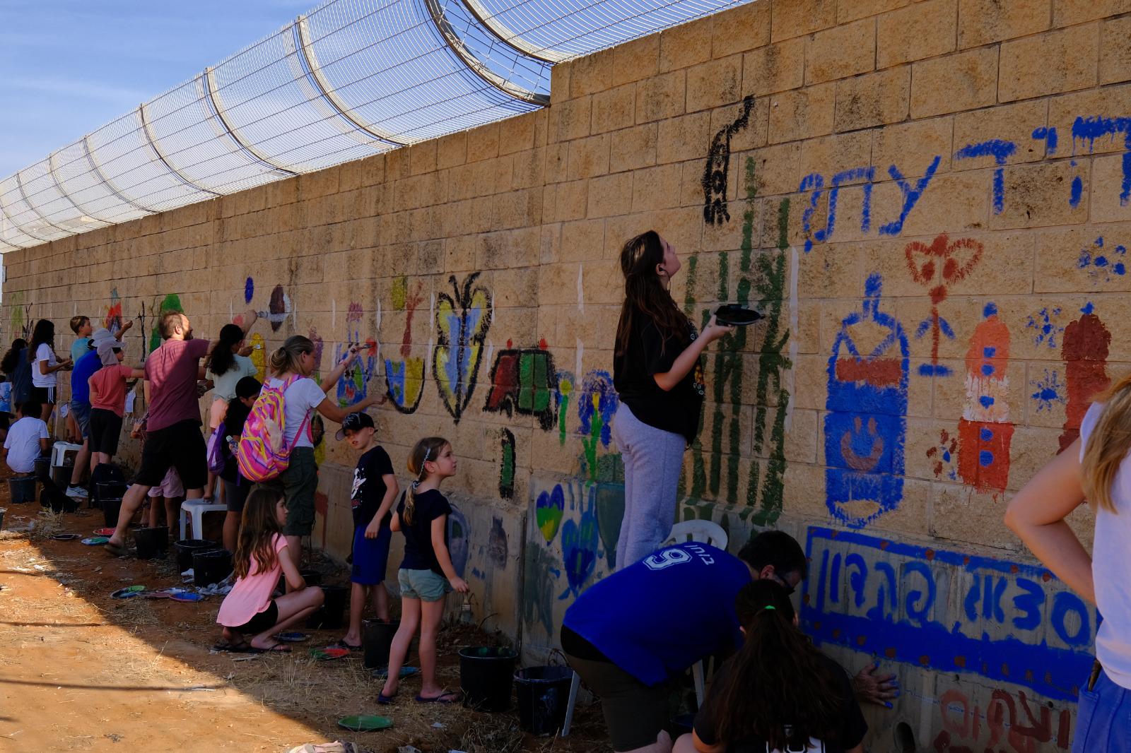 מאות תושבות ותושבי הוד השרון עשו "מייק אובר" לקירות בריכת המים "נצח ישראל"