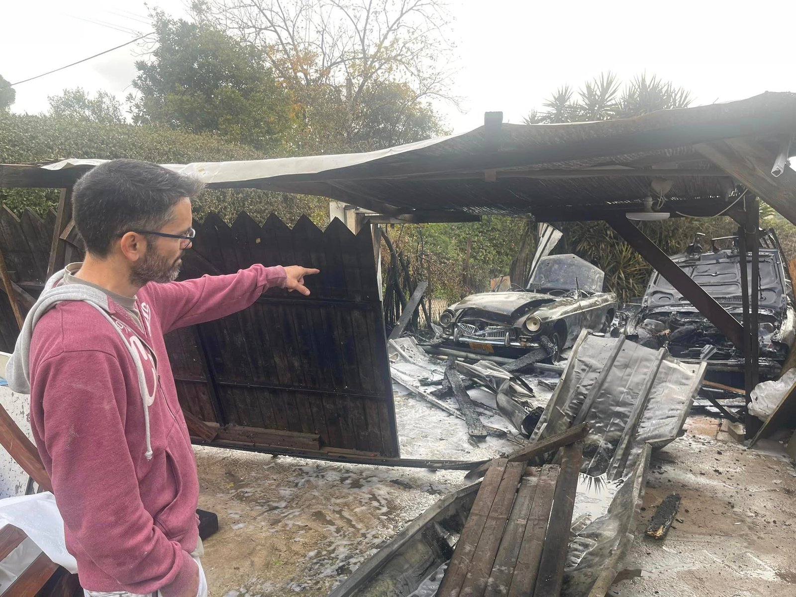 מי הצית את הרכבים?