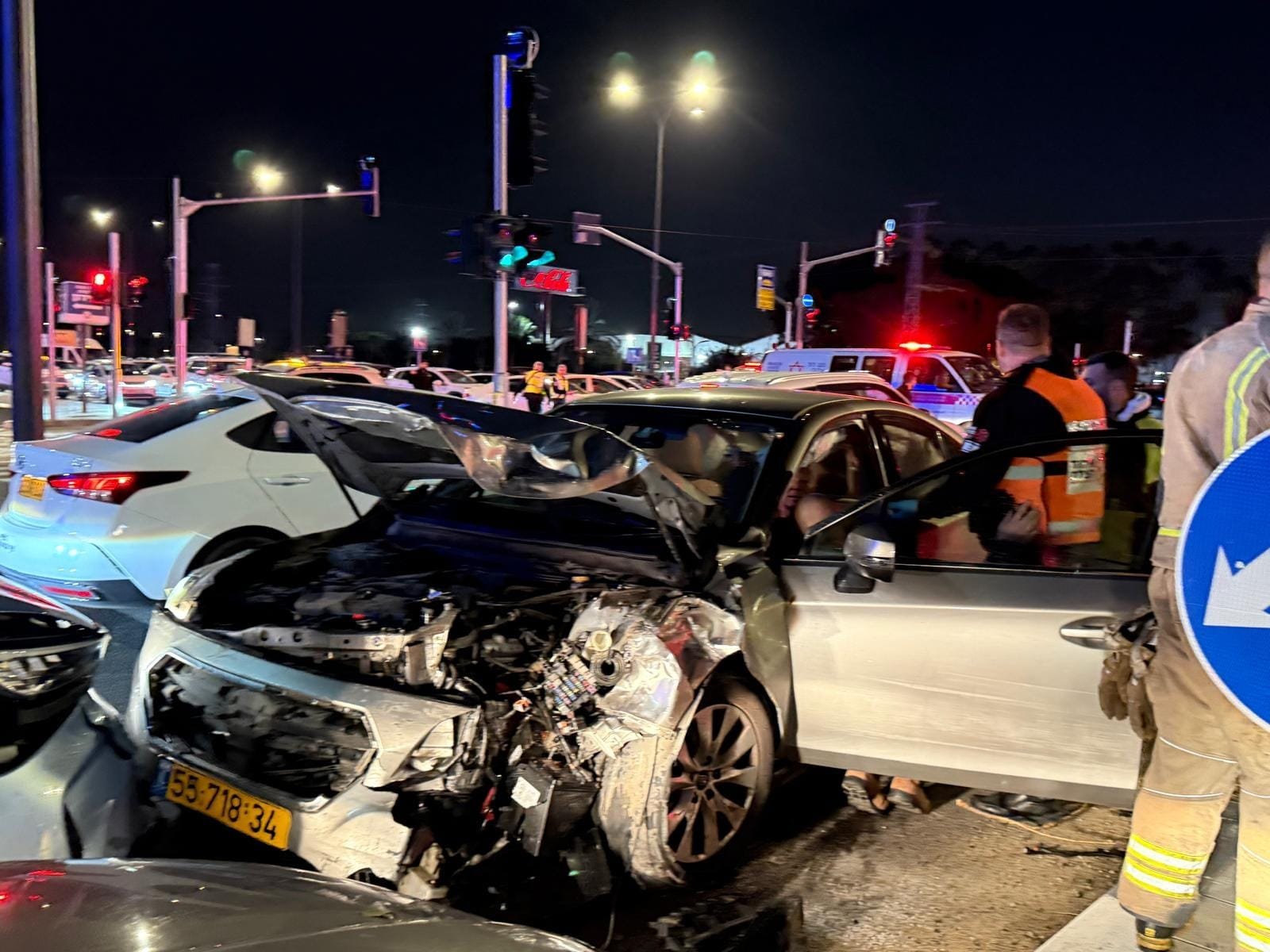ארבעה נפצעו בתאונה בצומת קניון שרונים בהוד השרון