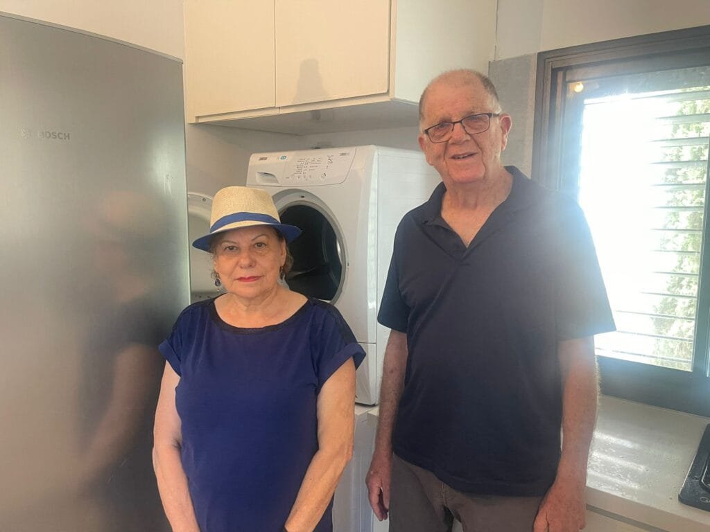 לא לבד אף פעם