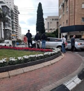 עומר יעקבי מפתח תקווה עצר בהוד השרון לעזור לנפגעי תאונה, בהנחיית שוטר חנה בחניית נכים – ושנתיים אחרי קיבל מכתב דרישה מנוסח כקנס חניה. "עשיתי טוב, קיבלתי עונש"