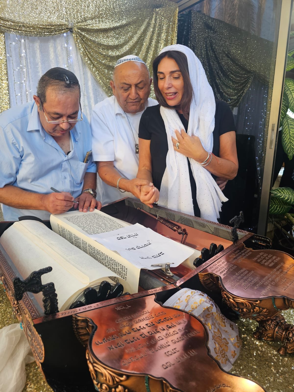 משפחת בדני תרמה ספר תורה לבית הכנסת תפארת ישראל