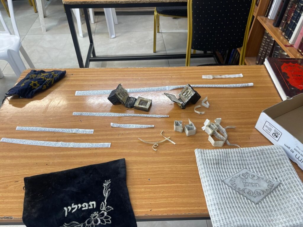 ונדליזם חמור בבית חב״ד הוד השרון: תפילין הושחתו והושלכו למים