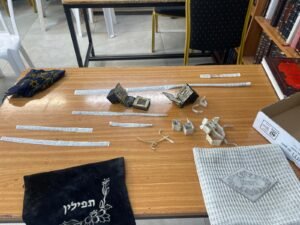 ונדליזם חמור בבית חב״ד הוד השרון: תפילין הושחתו והושלכו למים