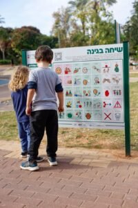 כשהמשחק מדבר לכולם: לוחות תקשורת חדשים הוצבו בגינות הציבוריות בהוד השרון