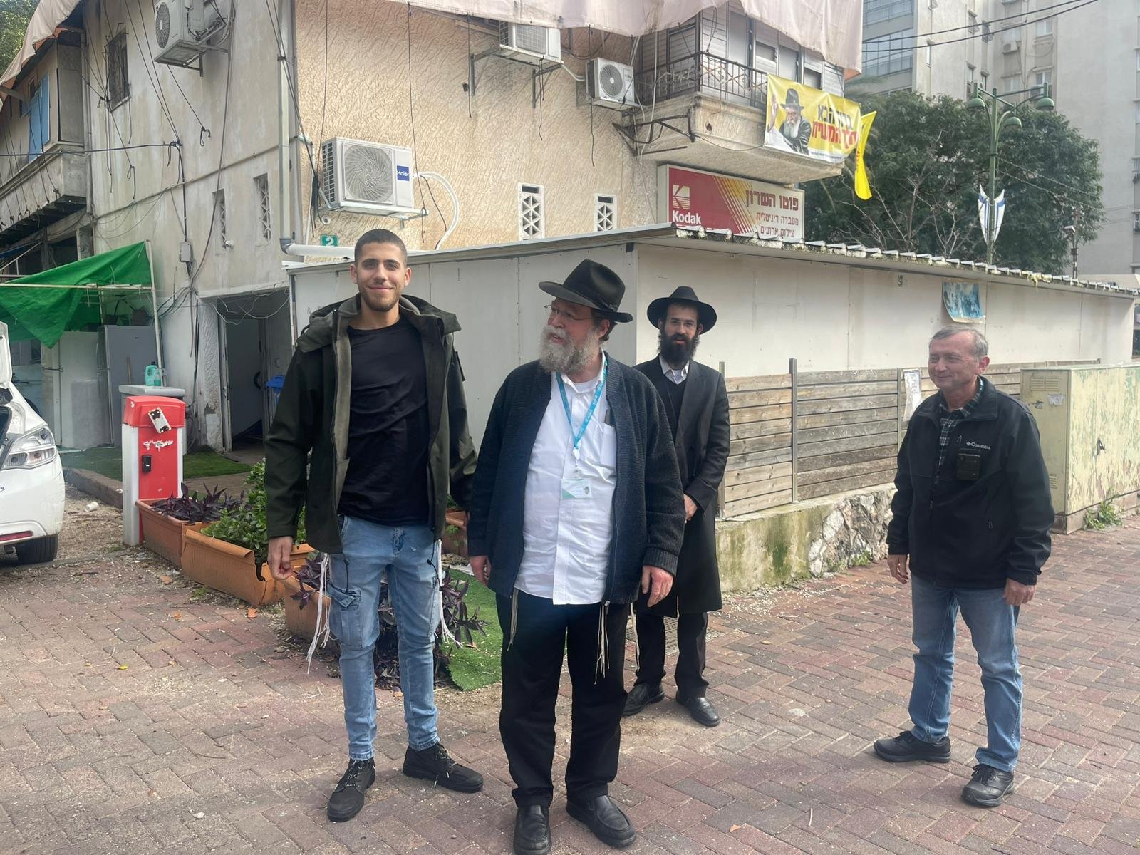 הפרגולה שבמחלוקת: בית חב״ד בהוד השרון תחת ביקורת הנדסית – המתפללים חוששים מהריסה