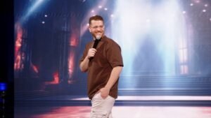 גם כשהטילים באוויר – חייבים לצחוק