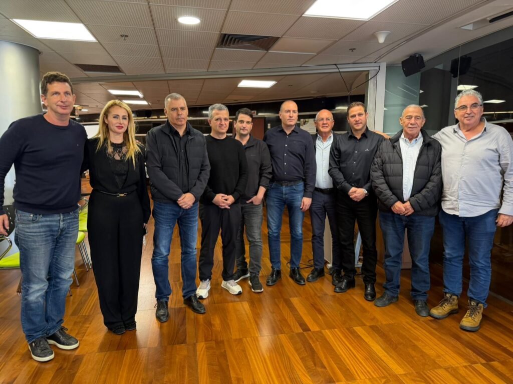 מצולמים מימין לשמאל; חיים ברוידא (רעננה), שמואל בוקסר (נס ציונה), רז קינסטליך (ראשון לציון), דוד יפרח (שדות דן) מתן דיל (רחובות), אמיר כוכבי (הוד השרון), כרמל שאמה הכהן (רמת גן), רפי סער (כפר סבא), מיכל רוזנשיין (קריית אונו), יריב פישר (הרצליה)