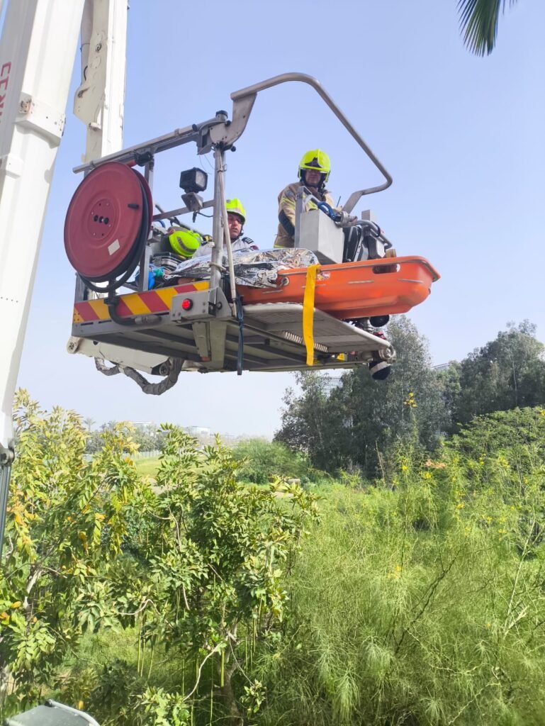 נפל מקומה רביעית ונחת במרפסת שכנים – החילוץ הדרמטי בהוד השרון