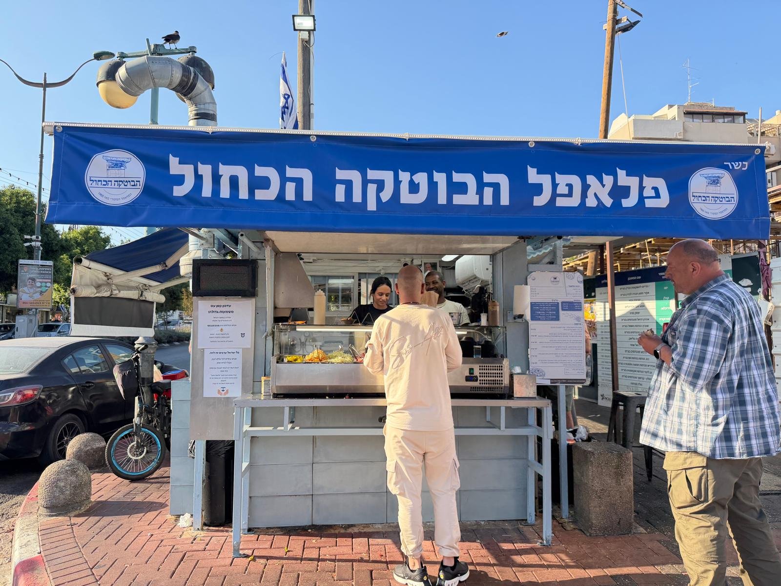 נגמר הקרב על “פלאפל כדורי”: השלט המיתולוגי הוסר אחרי 5 שנות מלחמה משפחתית