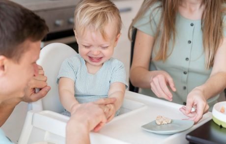 עוברים למוצקים? המדריך המלא לבחירת כיסא האוכל המושלם לתינוק (ומה ההורים בהוד השרון צריכים לבדוק)   