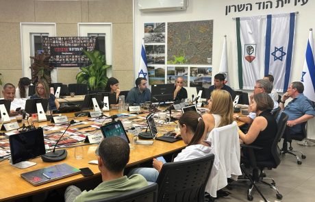 מתיחות במועצת העיר הוד השרון: האופוזיציה תוקפת, העירייה משיבה – "הכול נעשה בשקיפות"