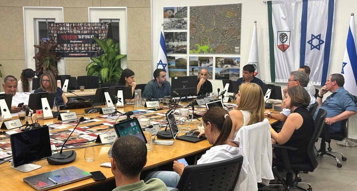 מתיחות במועצת העיר הוד השרון: האופוזיציה תוקפת, העירייה משיבה – "הכול נעשה בשקיפות"