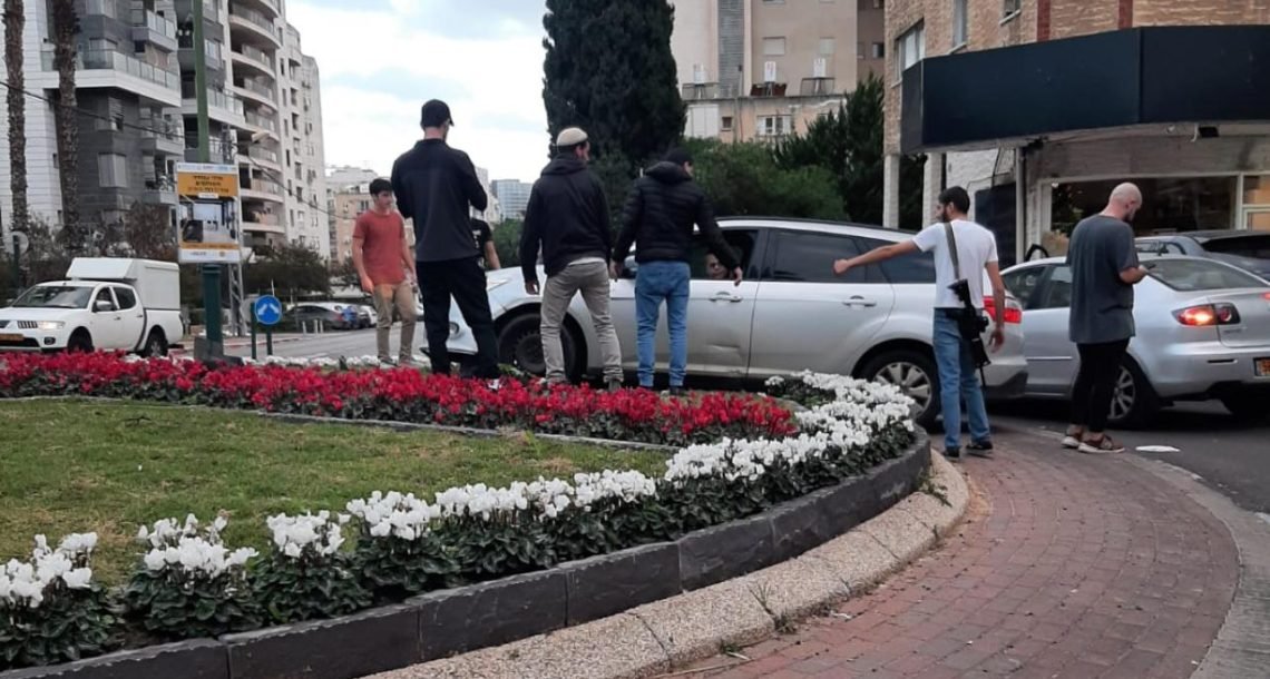 עצר להציל – וקיבל חשבון: 1,500 ש"ח על חניה "בהוראת שוטר"