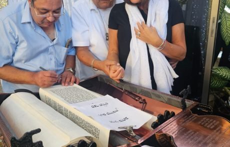 משפחת בדני תרמה ספר תורה לבית הכנסת תפארת ישראל