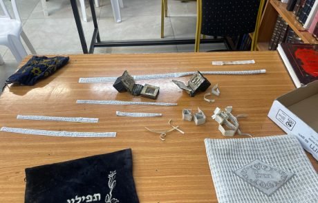 ונדליזם חמור בבית חב״ד הוד השרון: תפילין הושחתו והושלכו למים