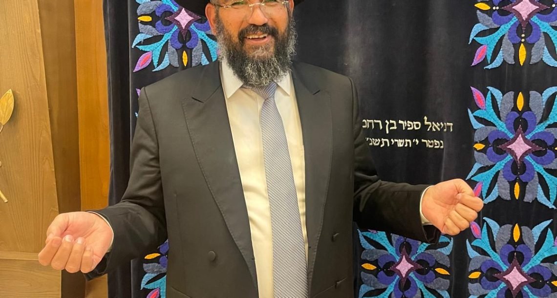 ראיון ראשון לאחר הבחירה: הרב ארז אלחרר, רב העיר החדש של הוד השרון – “לא כפייה, כן הקשבה וגשר בין קהילות”