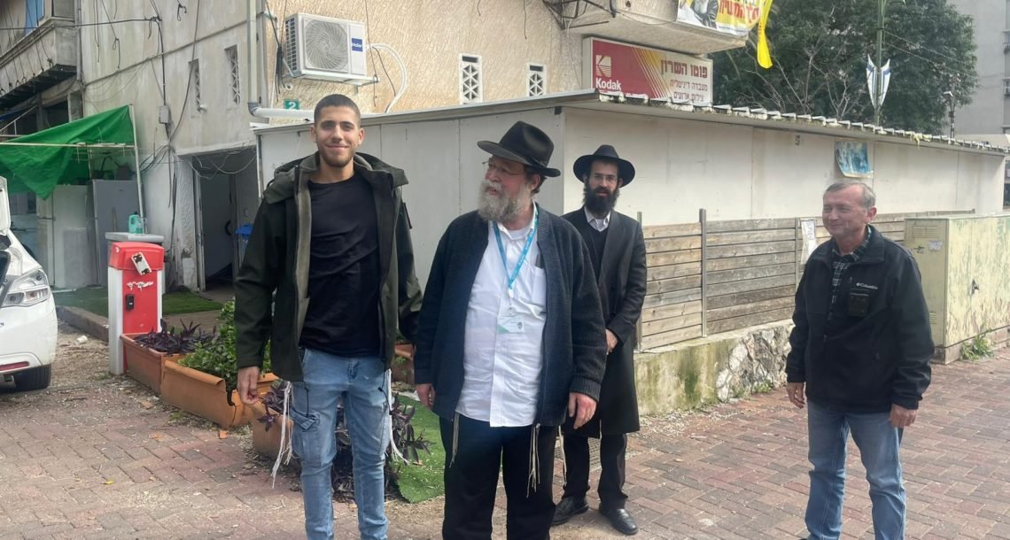 הפרגולה שבמחלוקת: בית חב״ד בהוד השרון תחת ביקורת הנדסית – המתפללים חוששים מהריסה