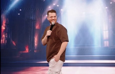 גם כשהטילים באוויר – חייבים לצחוק