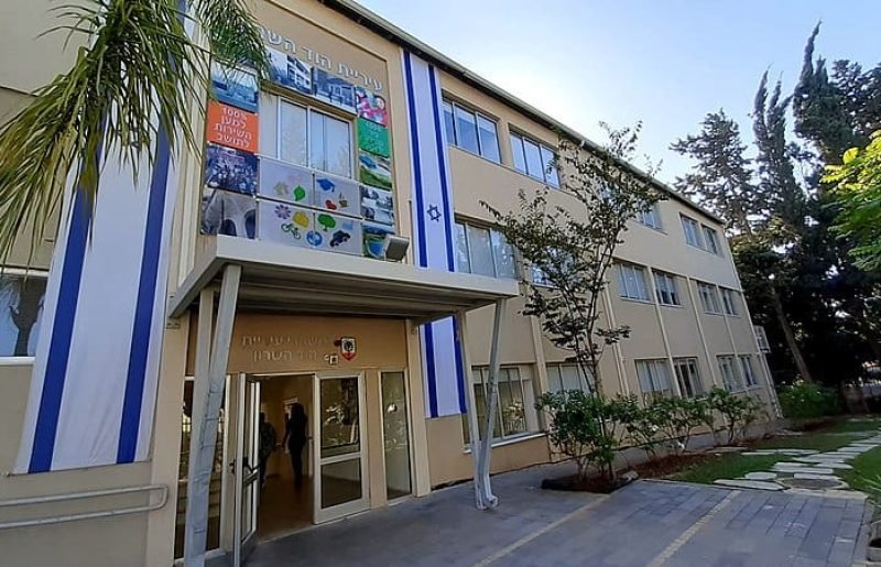 הוד השרון במצב חירום: הקפאת תשלומים להורים – ומערך עירוני שפועל מסביב לשעון